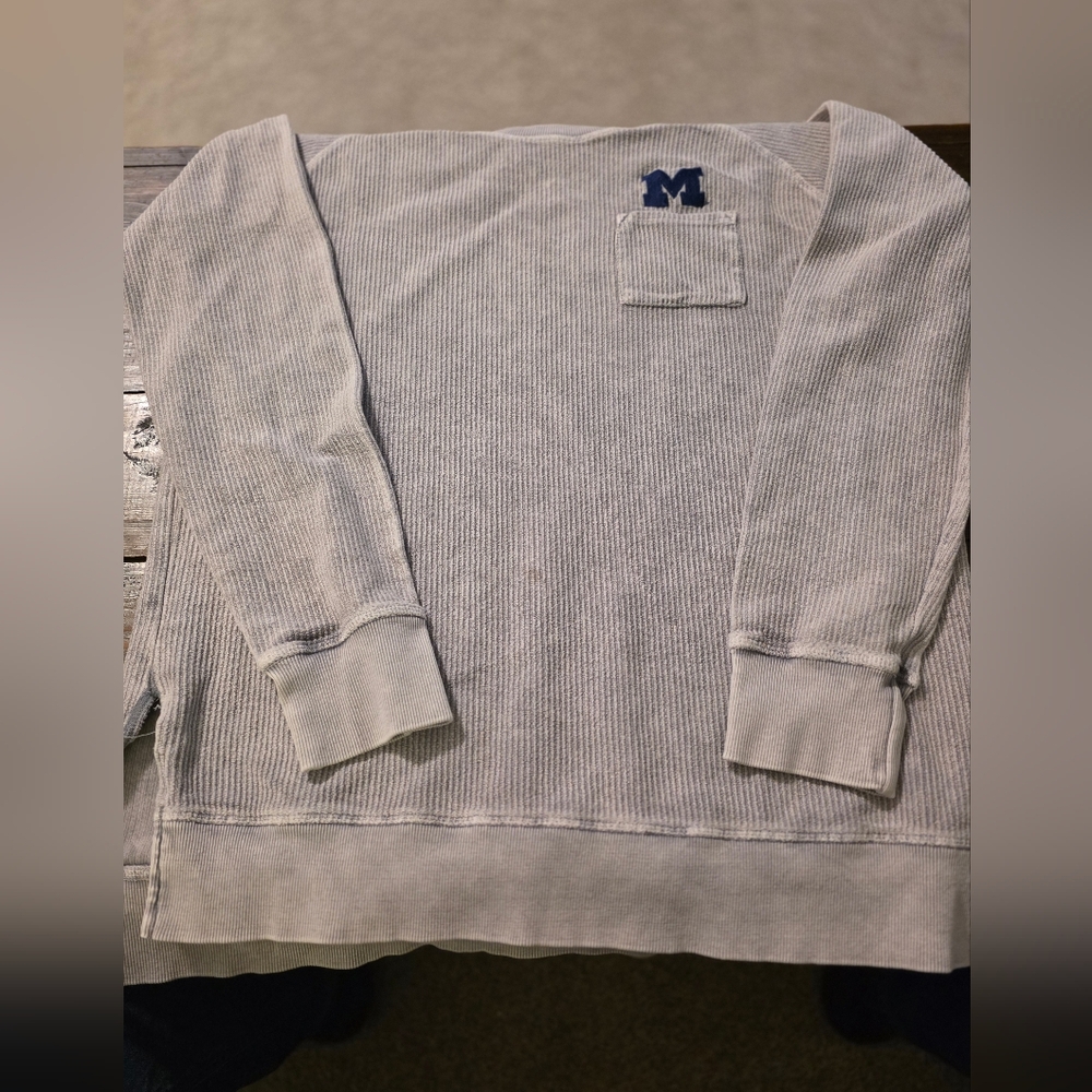Casual Gray Sweatshirt with Pocket